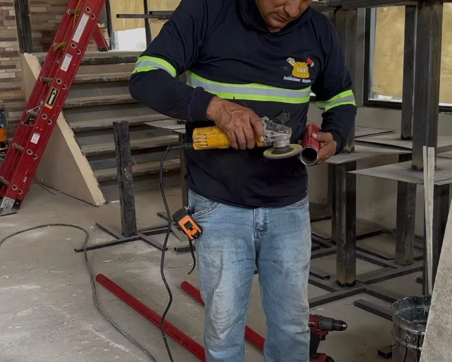 Técnico cortando tubería CI roja con esmeril